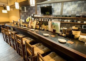 閑静な住宅街で、地元食材を使った焼き鳥をじっくり味わう隠れ家の贅沢