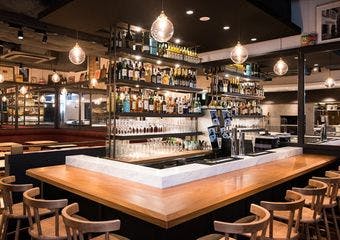 新宿のオイスターバーで日本各地の新鮮な牡蠣を一年中楽しめる特別なひとときを