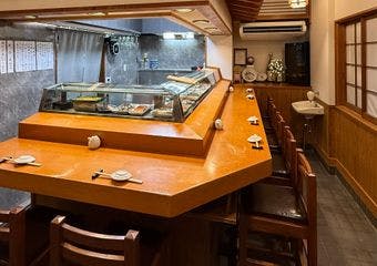 その日に仕入れた旬の食材を、匠の技で五感を響く一皿に。