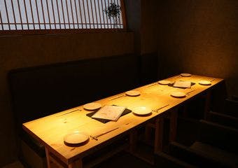 落ち着いた木の空間で、全国の地酒と瀬戸内の美味を愉しむひととき