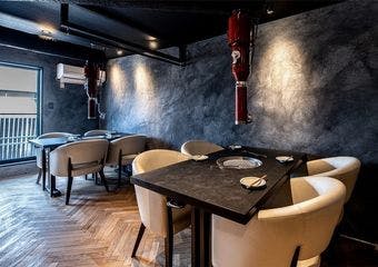 京都河原町駅近くで、上質黒毛和牛と世界のワインをゆったり堪能するひととき