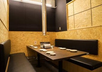 本ずわい蟹から寿司まで60品が食べ放題、贅沢な宴を和モダンの空間で楽しむ