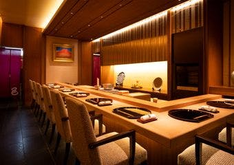 旧軽井沢に佇む、洗練された空間と極上の料理で心を満たす創作和食レストラン「邑」。特別なひとときをお過ごしください。