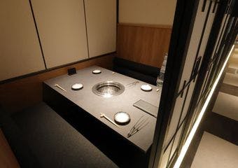 日本三大和牛をメインに季節野菜や豊富な薬味とお愉しみいただくコースと厳選ワイン。
会食や接待等、落ち着いた空間でごゆっくりお寛ぎ下さい。