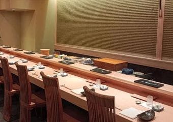 こだわりのにぎりや旬の料理をご堪能いただけます。静穏なカウンター席のみ設えられた空間で特別なひとときをお過ごしください。