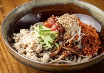 毎日打ち立て十割蕎麦と天ぷらの絶妙な調和を、隠れ家でじっくり堪能する至福のひととき