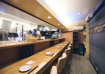 本店とは一味違うゐまるの魅力を堪能できる寿司割烹酒場で、仙台牛と寿司の贅沢を