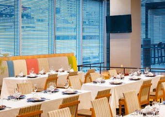 駅直結。自然光が差し入る開放的な店内で、ホテルならではのおもてなしと優雅な美食体験を。 晴天時はテラス席で錦糸町の街を眺めながら女子会も。