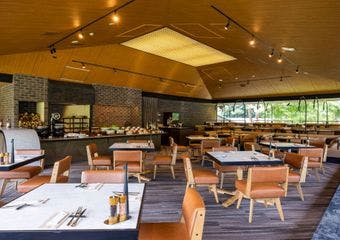 【赤身肉とナチュールワイン】薪火料理を愉しむ、軽井沢の自然に囲まれたオールデイダイニング