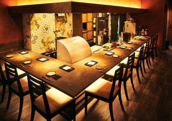 落ち着いた半個室で楽しむ、旬の食材を使った揚げたて天ぷらと関西風鰻の絶品料理