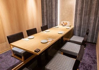 横浜駅西口から徒歩1分の贅沢空間で、鮨と酒が奏でる和モダンなひとときを