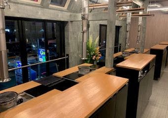 神戸ビーフと但馬牛の牝牛にこだわる、至福の焼肉体験をモダンな空間で楽しむ