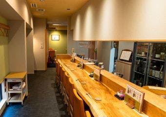 旬の海の幸を職人技で仕立てる「神鮮和さび」。上質な和の空間で極上の鮮魚をご堪能ください。