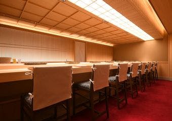 喧騒を忘れ心静まる隠れ家で日本酒を堪能する