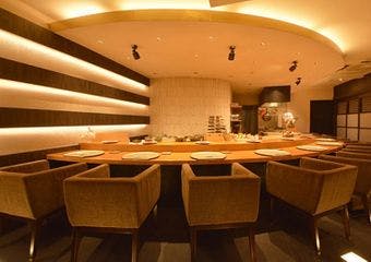 完全予約制の洗練空間、四季が織りなす珠玉の一皿。