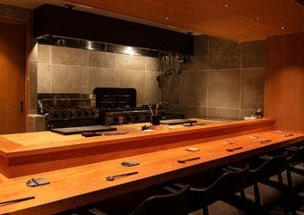 和の伝統を大切にし、独自のエッセンスを加えた創作和食を楽しめるお店です。旬の食材を活かした料理と、厳選した日本酒・ワインのペアリングが自慢。