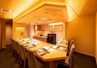 本格鮨割烹店。おまかせコースのみのご提供。
こだわりの握り鮨と料理をお楽しみください。