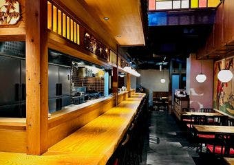 モダンレトロな空間で味わう大山どりの炭火焼き鳥と新鮮な刺身の絶品居酒屋