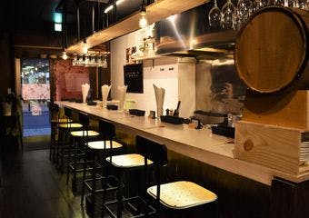 フレンチ技法×創作料理の新境地、絶品塩バーガーとラーメンが主役