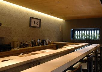 神楽坂の隠れ家で、伝統的な江戸前鮨を