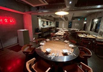 80年代香港を彷彿とさせる正統派の広東料理と自然派ワインを、東京・四谷三丁目で気軽に楽しめる一軒。
