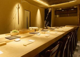 桜で名高い夙川沿いの住宅街に「鮨たかまさ」はあります。坪庭に面した木戸を開くと、そこは風雅な茶室の様な空間。鮨をお愉しみいただける造りです。