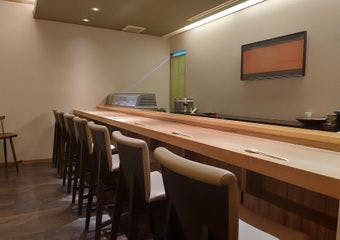 職人技が光る本格鮨と逸品料理を、上質な空間で堪能できる一軒