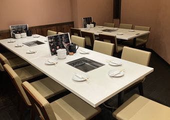 贅沢なひとときを過ごす、黒毛和牛とホルモンの饗宴。遠赤外線でふっくら柔らかに焼き上げます