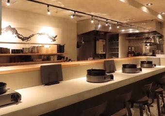 厳選国産鶏の香ばしさと三種味噌ダレの調和で、新しい鶏焼肉体験を赤坂で