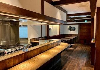 信州民芸調の隠れ家で、旬食材と希少銘柄の酒を愉しむ和食処