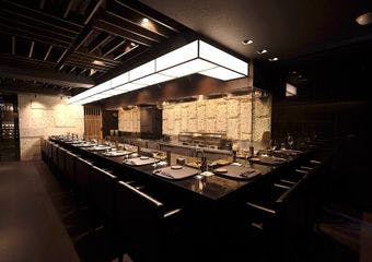 銀座の喧騒を忘れ、カウンターや個室で焼き鳥を嗜む贅沢。