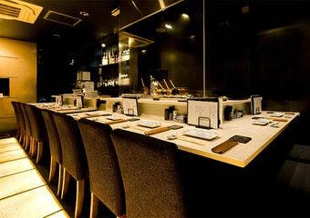 備長炭で焼き上げた希少部位の焼き鳥を、大人の隠れ家で心ゆくまで堪能する贅沢なひととき