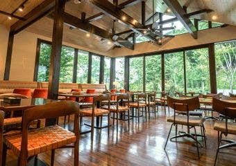 自然に囲まれたテラスで、地元食材のスイーツとカフェを楽しめる癒しの空間です。