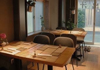 奥千住の住宅街に佇む大人のための隠れ家、古民家をリノベーションした知る人ぞ知る割烹で、国産素材の味を引きだすカラダにもやさしい美食体験を。