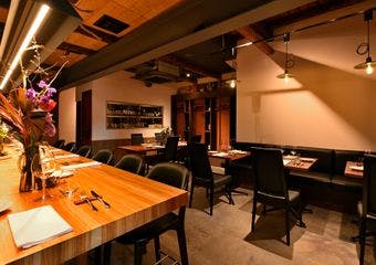 和の趣ある空間で、厳選食材の味を活かしたコースを堪能。お客様のペースに合わせ、目の前で紡がれる料理と会話を楽しむ、特別な日を彩る一軒です。