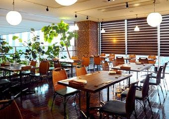 博多駅直結の贅沢、国産牛ステーキと自社ワインで至福のひとときを