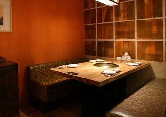 和牛焼肉ぱんが本店。 極上ハラール認証A5黒毛和牛を贅沢に堪能。記念日デートやビジネス利用、ご家族とでもゆったり寛げる上質空間。