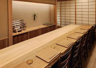 四季折々の食材をふんだんに使用し、日本料理の枠に囚われず新たな味わいをお楽しみ下さい。