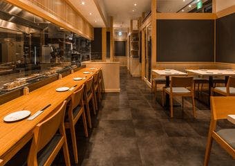 新鮮な海の恵みと選りすぐりの日本酒で、心地よいひとときをお届けします