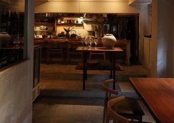 豊潤な味わいのイタリア料理と豊富な自然派ワインを。落ち着いて寛げる空間で愉しむひとときに