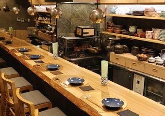 当店は、落ち着いた和風空間で味わうこだわりの詰まった料理が自慢です。「和風もつ煮込み」はかつお昆布の出汁で丁寧に煮込まれたホルモンが絶品。