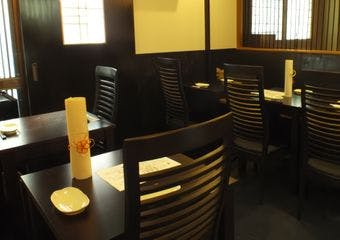 秋田直送の旬素材を生かした和食と、日本酒が響き合う大人の隠れ家。温かな雰囲気に包まれた上質なひとときを。