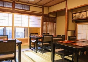 京都らしい落ち着いた空間で季節の京野菜など新鮮な食材を使った京料理をお楽しみいただけます。