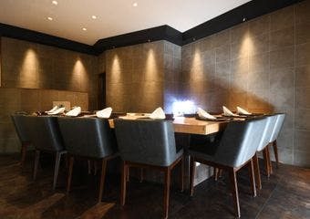 こだわりの赤酢と大将の技が光る、8席限定の贅沢空間を味わう