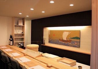 白木カウンターの落ち着いた店内で、旬の新鮮なネタを丁寧に握る本格鮨を。