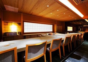 明石洋一が丹後半島で水揚げされた豊かで新鮮な魚介類を使用して本格的な江戸前鮨をお届けします。