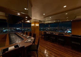 大きな窓から堺旧港や大阪市内を一望でき、鉄板を囲むカウンター席で、シェフが目の前でダイナミックに焼き上げる様子をお楽しみいただけます。
