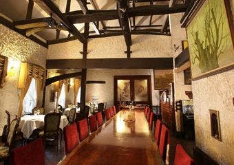 広大な緑の中、合掌造りの古民家で味わう至福のフレンチ