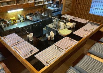 京都祇園の落ち着いた空間で、伝統×創意のフレンチを提供。接待や記念日、デートにも最適です。