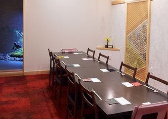 カウンター10席と個室で愉しむ、秋田の旬と地酒の小料理店。